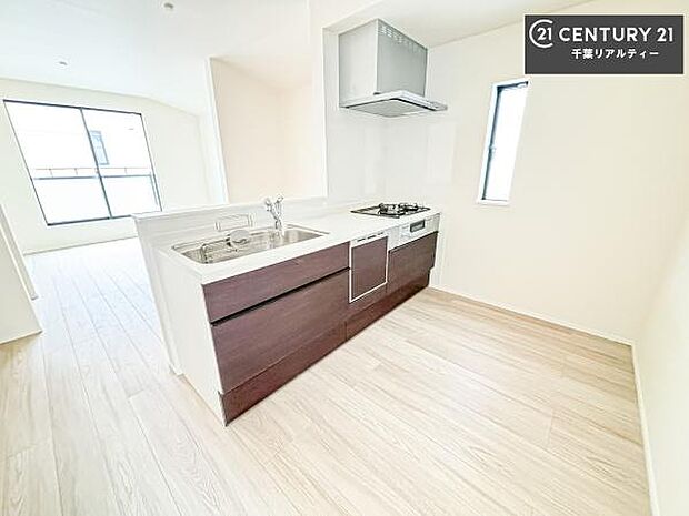 ゆとりある調理スペースで作業がしやすい快適なキッチンです!お子様と一緒にお菓子造りも楽しめる広々スペースです。楽しい調理時間になりそうですね!