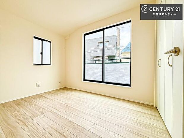 バルコニーに面している洋室です。明るく温もりがあり、換気もしっかりできます!朝起きて、外に出て背伸びをしつつ深呼吸をし良い朝を迎え入れることができます。