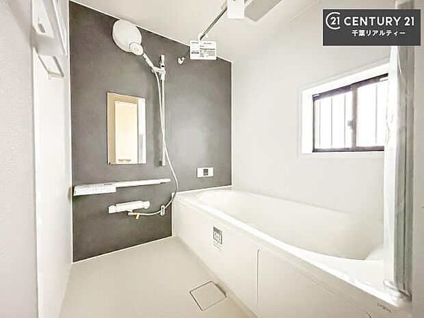 落ち着きある大人の雰囲気のバスルームは、味が出ていてバスタイムが充実!お仕事頑張っているご褒美にお好みの匂いの入浴剤を入れて、楽しんでみてはいかがでしょうか?