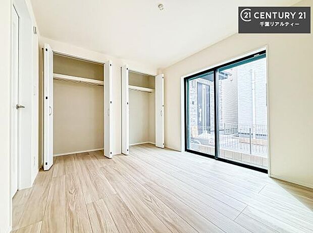 明るい室内は、風通しも良く、明るく大変居心地の良い空間となっております。リラックスして過ごせる心地の良いお部屋です!