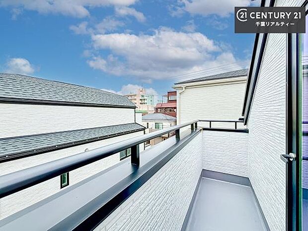 晴れた日には青い空を見渡せる開放的な時間を楽しめます。気持ちの良い風が通り抜ける街並みです!