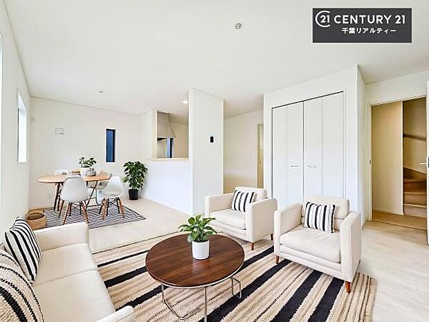 家具はCGパースです。優しい陽だまりがリビングを包んでくれて居心地の良い空間を演出してくれます!くつろぎの時間を過ごせます!