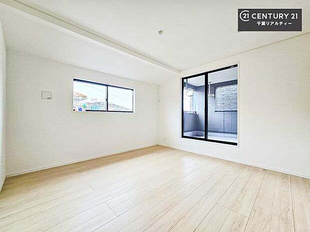 バルコニーに面した洋室は、やわらかな朝日が差し込む心地よい空間。爽やかな光に包まれて気持ちよく目覚められるため、寝室に最適なお部屋です。朝の換気やお布団干しも快適に行えます。