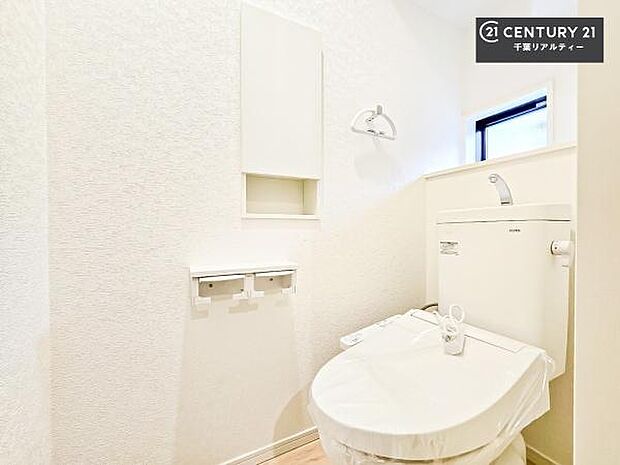 1・2階にトイレがございます!朝の忙しい時間帯も待たずにすみそうですね。白を基調とした清潔感のあるトイレでお手入れがしやすいです!