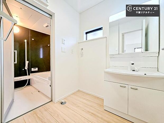 三面鏡仕様の洗面所は、身だしなみがしやすい造り!裏は収納になっています。ドライヤーやお化粧道具を片付けられるので洗面台周りをスッキリと見せることが出来ます!小窓付きで換気もしっかりできます!