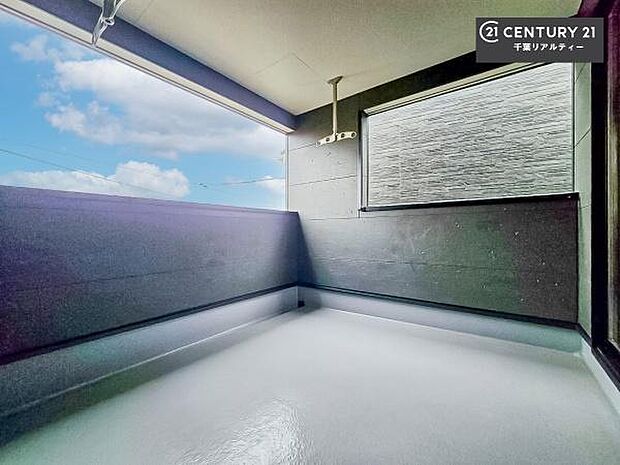 インナーバルコニー!屋根が付いているので、急に雨が降っても濡れにくく安心!強い日差しもカットしてくれるので、お天気の良い日は、お外へ出て深呼吸するのもよさそうです!