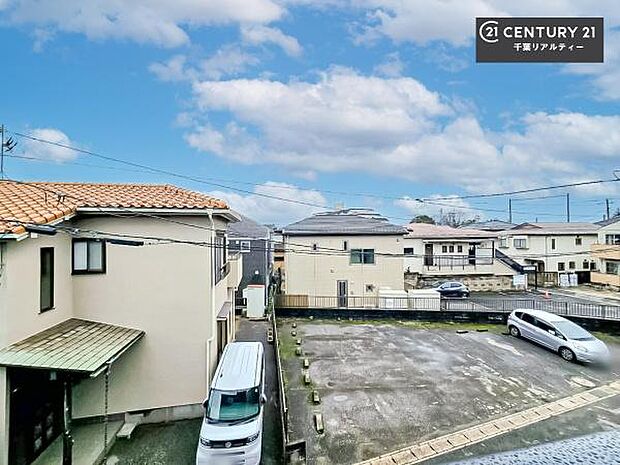 落ち着きある住宅街です!周囲には高い建物がなく、空が広く開放感があり、陽当たりを大きく遮られることもありません!気持ちの良い風が通り抜ける街並みです!