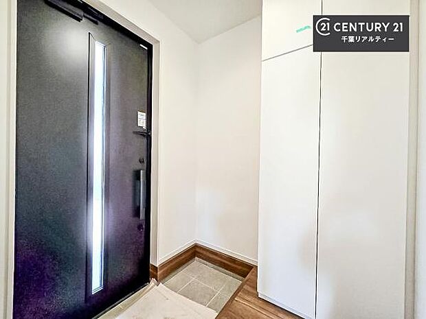 疲れて帰ってきても、ただいま!を言いたくなる、優しく迎え入れてくれる空間になっています。明るく温もり溢れる玄関です!