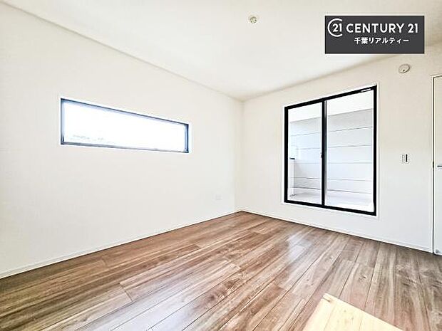 バルコニーに面している洋室です。明るく温もりがあり、換気もしっかりできます!朝起きて、外に出て背伸びをしつつ深呼吸をし良い朝を迎え入れることができます。