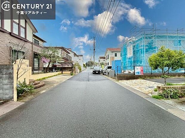 前面道路はゆとりある広さの約5.9m!お車同士のすれ違いもスムーズで、運転に自信のない方でも安心です。