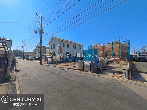 前面道路はゆとりある広さの約5.9m!お車同士のすれ違いもスムーズで、運転に自信のない方でも安心です。