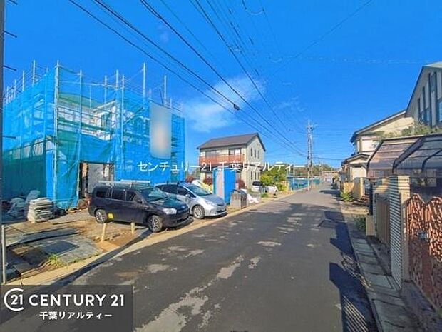 前面道路はゆとりある広さの約5.9m!お車同士のすれ違いもスムーズで、運転に自信のない方でも安心です。