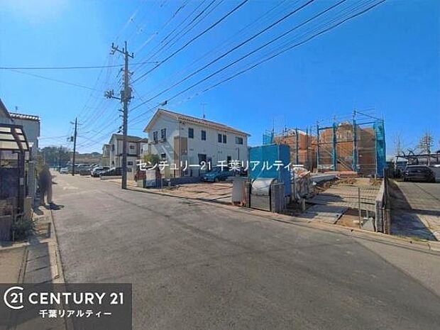 前面道路はゆとりある広さの約5.9m!お車同士のすれ違いもスムーズで、運転に自信のない方でも安心です。