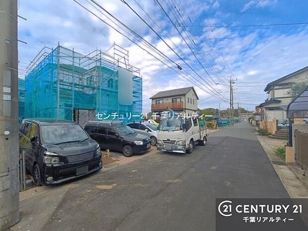 前面道路はゆとりある広さの約5.9m!お車同士のすれ違いもスムーズで、運転に自信のない方でも安心です。