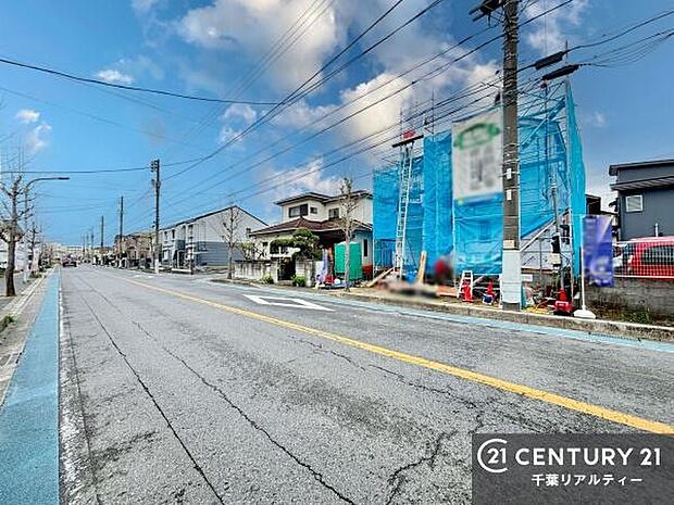 前面道路は13ｍ！陽当り良好な立地です。車庫入れが苦手な方も安心ですね。