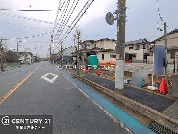 前面道路は13m!陽当り良好な立地です。車庫入れが苦手な方も安心ですね。