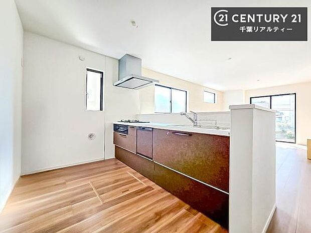 ゆとりある調理スペースで作業がしやすい快適なキッチンです!お子様と一緒にお菓子造りも楽しめる広々スペースです。楽しい調理時間になりそうですね!