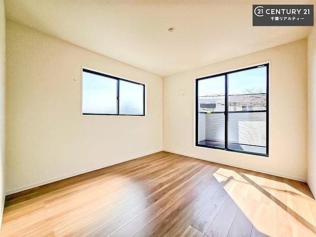 バルコニーに面している洋室です。明るく温もりがあり、換気もしっかりできます!朝起きて、外に出て背伸びをしつつ深呼吸をし良い朝を迎え入れることができます。