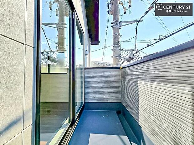 陽当たり良好なバルコニーです!晴れた日には青い空を見渡せる開放的な時間を楽しめます。