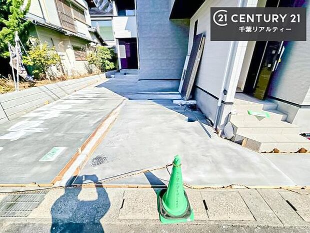 カースペース2台駐車可能。毎日の通勤やお買い物に便利で、来客時にもゆとりをもってお使いいただけます。