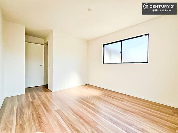 明るい室内は、風通しも良く、明るく大変居心地の良い空間となっております。リラックスして過ごせる心地の良いお部屋です!