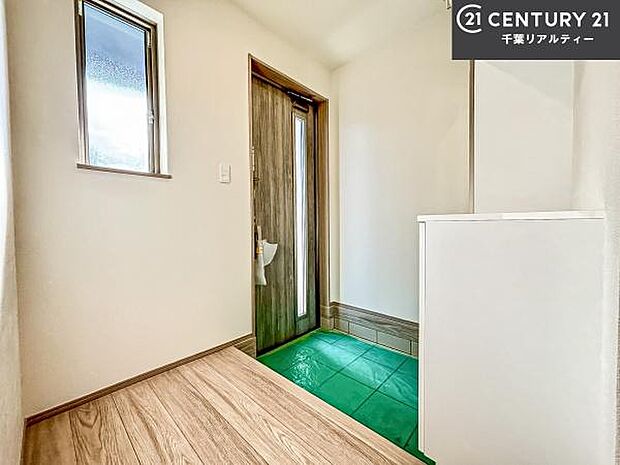 疲れて帰ってきても、ただいま!を言いたくなる、優しく迎え入れてくれる空間になっています。明るく温もり溢れる玄関です!