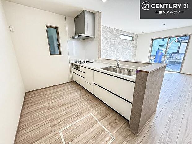 大人気の対面式システムキッチンを採用しています!ご家族のコミュニケーションが自然と増える設計です。お子様にも目が届くので嬉しいですね!広々使えて快適で作業が進みます。