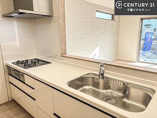 大人気の対面式システムキッチンを採用しています!ご家族のコミュニケーションが自然と増える設計です。お子様にも目が届くので嬉しいですね!広々使えて快適で作業が進みます。