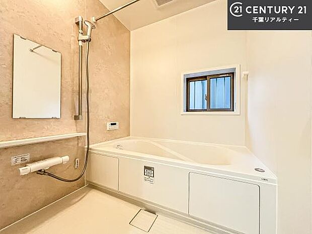 落ち着きある大人の雰囲気のバスルームは、味が出ていてバスタイムが充実!お仕事頑張っているご褒美にお好みの匂いの入浴剤を入れて、楽しんでみてはいかがでしょうか?