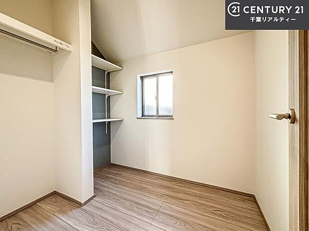 ウォークインクローゼット付きです。たくさんのお洋服などを収納しておけそうですね!他にも扇風機や加湿器など季節物の大きな家電も収納できます!