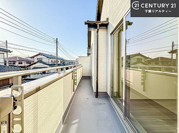 陽当たりの良いバルコニーで、お洗濯物もよく乾きそうですね!お天気の良い日にはバルコニーへ出てリフレッシュするのも気持ちよさそうです。