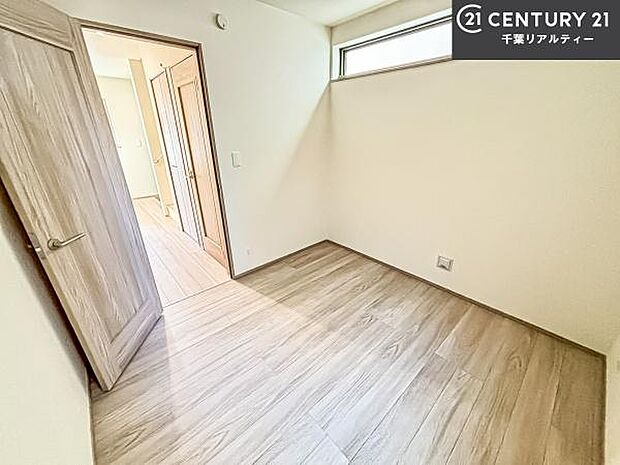 全居室に収納スペースを備えており、衣類や日用品をしっかり整理可能。お部屋を広く快適にお使いいただける、使い勝手の良い間取りです。