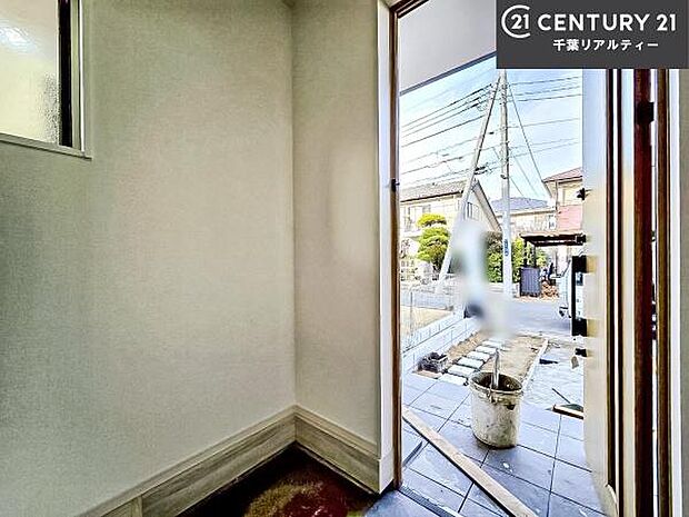 疲れて帰ってきても、ただいま!を言いたくなる、優しく迎え入れてくれる空間になっています。明るく温もり溢れる玄関です!