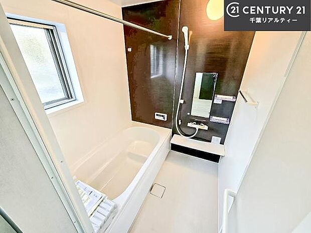 落ち着きある大人の雰囲気のバスルームは、味が出ていてバスタイムが充実!お仕事頑張っているご褒美にお好みの匂いの入浴剤を入れて、楽しんでみてはいかがでしょうか?