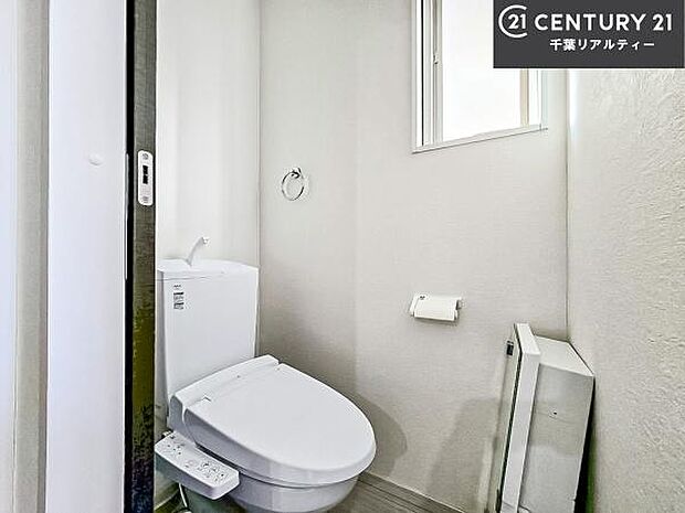 1・2階にトイレがございます!朝の忙しい時間帯も待たずにすみそうですね。白を基調とした清潔感のあるトイレでお手入れがしやすいです!