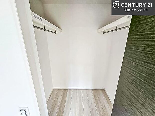 ウォークインクローゼット付きです。たくさんのお洋服などを収納しておけそうですね!他にも扇風機や加湿器など季節物の大きな家電も収納できます!