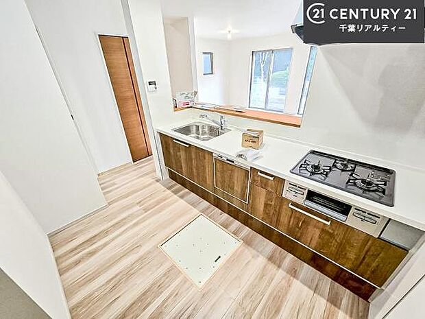 ゆとりある調理スペースで作業がしやすい快適なキッチンです!お子様と一緒にお菓子造りも楽しめる広々スペースです。楽しい調理時間になりそうですね!