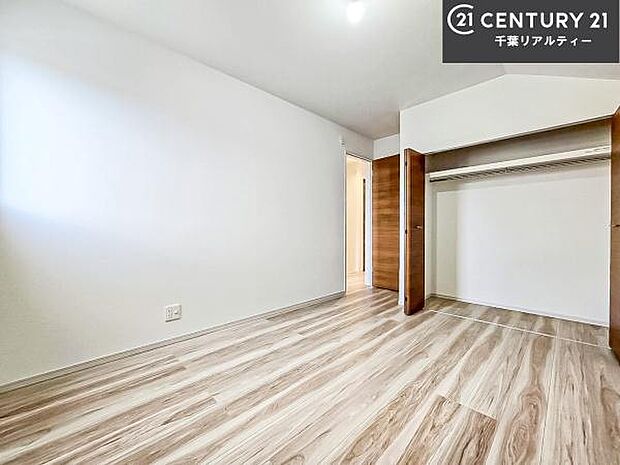 優しい光が差し込む洋室は、朝の目覚めも気持ちが良さそうですね。おうち時間もゆったりと過ごすことができます。優しい色合いのフローリングがどんな家具にもマッチします!