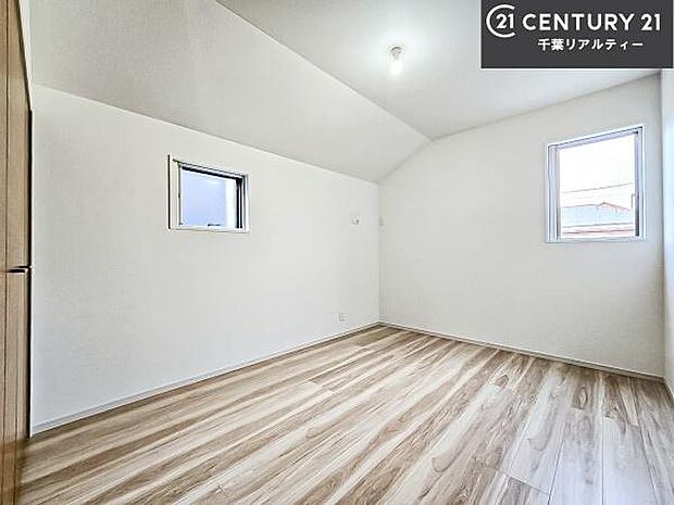 2面採光を確保した明るい室内は、風通しも良く、明るく大変居心地の良い空間となっております。リラックスして過ごせる心地の良いお部屋です!朝の目覚めがスッキリしますね!