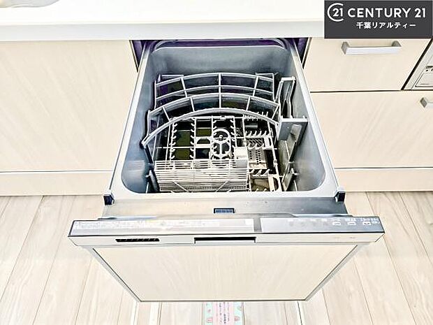 食洗機付きのキッチンです!忙しい時や手荒れ防止として大変活躍する便利な仕様です!ビルトインなのでキッチンの場所を取らず調理スペースを広く使うことが出来ます!