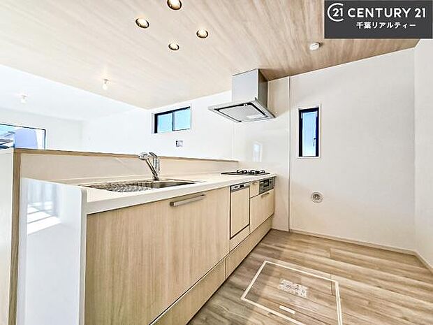 大人気の対面式システムキッチンを採用しています!ご家族のコミュニケーションが自然と増える設計です。お子様にも目が届くので嬉しいですね!広々使えて快適で作業が進みます。