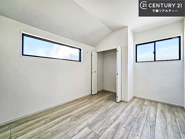 明るく温もりがあり、換気もしっかりできます！朝起きて、背伸びをしつつ深呼吸をし良い朝を迎え入れることが出来そうですね！