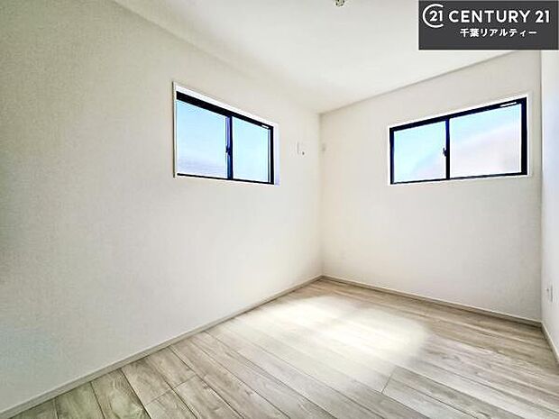 2面採光を確保した明るい室内は、風通しも良く、明るく大変居心地の良い空間となっております。リラックスして過ごせる心地の良いお部屋です!