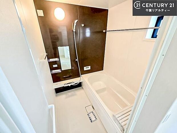 落ち着きある大人の雰囲気のバスルームは、味が出ていてバスタイムが充実!お仕事頑張っているご褒美にお好みの匂いの入浴剤を入れて、楽しんでみてはいかがでしょうか?