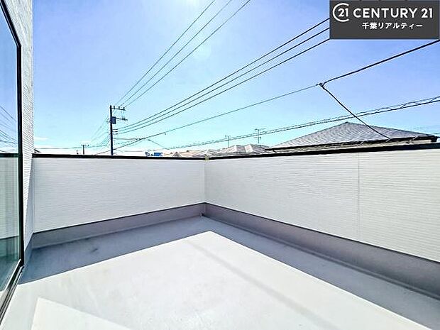 広々としているバルコニーです!お洗濯物を干すのはもちろん風に当たりながらくつろぎタイムが送れます!