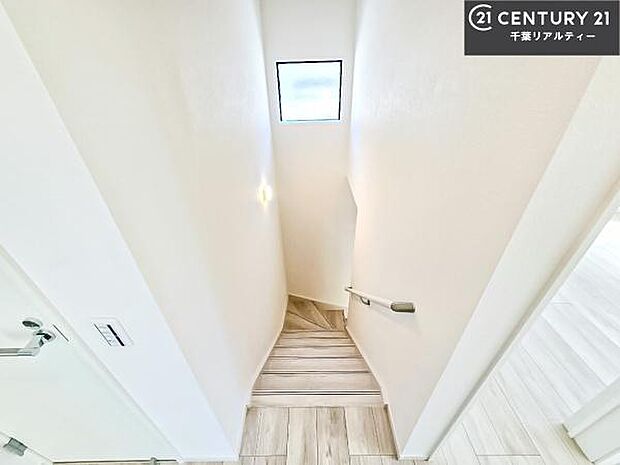 階段は明るく手摺りもついています!お子様やご年配の方も安心してご利用頂けますね!