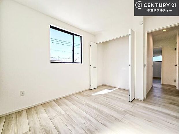 洋室は子供部屋や寝室、色々と用途多彩に利用できますね。収納力もたっぷりなので、広々気持ちよく過ごすことができます。