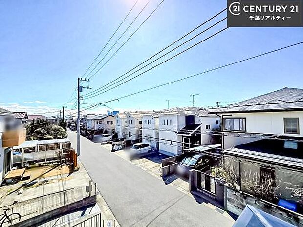 落ち着きある住宅街です!周囲には高い建物がなく、空が広く開放感があり、陽当たりを大きく遮られることもありません!気持ちの良い風が通り抜ける街並みです!