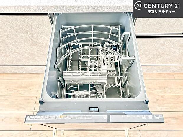 食洗機付きのキッチンです!忙しい時や手荒れ防止として大変活躍する便利な仕様です!ビルトインなのでキッチンの場所を取らず調理スペースを広く使うことが出来ます!
