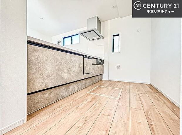 大人気の対面式システムキッチンを採用しています!ご家族のコミュニケーションが自然と増える設計です。お子様にも目が届くので嬉しいですね!広々使えて快適で作業が進みます。